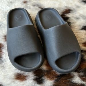 ❌ S O L D ❌ Authentic yeezy slide onyx - black size 4 in youth